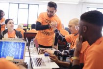 Hackers poignée de main, la célébration et le codage pour la charité au hackathon — Photo de stock