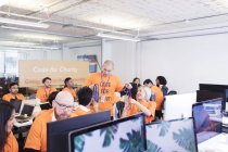 Hackers com colhedores codificação para caridade no hackathon — Fotografia de Stock