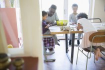 Adulte afro-américain père à la maison avec des enfants — Photo de stock