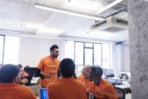 Hacker leader discussione, codifica per beneficenza a hackathon — Foto stock