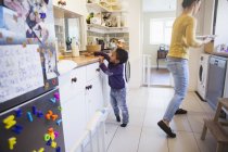 Afro-americano filho ajudando a mãe na cozinha — Fotografia de Stock