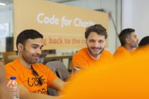 Hackers codificação para caridade em hackathon — Fotografia de Stock