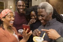 Glückliche Mehrgenerationenfamilie lacht mit Smartphone — Stockfoto