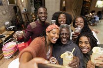 Felice famiglia multi-generazione prendendo selfie — Foto stock