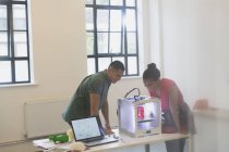 Diseñadores viendo impresora 3D en la oficina - foto de stock