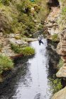 Femme zip doublure sur ruisseau — Photo de stock