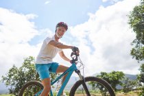 Retrato sonriente, confiado hombre maduro bicicleta de montaña - foto de stock