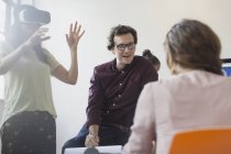 Programadores de computador testam óculos de simulador de realidade virtual em reunião de sala de conferência — Fotografia de Stock