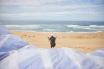 Parapente avec parachute sur la plage océanique — Photo de stock