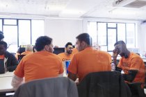 Hacker programmieren bei Hackathon für guten Zweck — Stockfoto