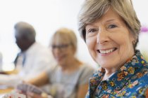 Porträt lächelnde, selbstbewusste Seniorin beim Kartenspielen mit Freunden — Stockfoto