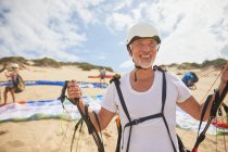 Mature male paraglider on beach with equipment — Stock Photo