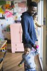 Вид збоку афроамериканського батька з дітьми вдома — стокове фото