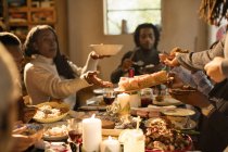 Famille passant la nourriture au dîner de Noël — Photo de stock