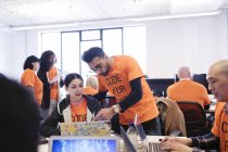 Hackers codificando para caridad en hackathon - foto de stock