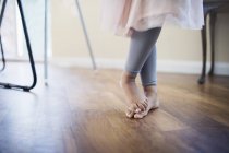 Обрезанный образ маленьких африканских ног американской девушки — стоковое фото
