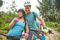 Счастливая, любящая молодая пара на горном велосипеде — стоковое фото