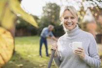 Portrait de blonde mature femme ayant une pause café dans le jardin — Photo de stock