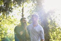 Прихильний чоловік гей пара в сонячному парку — стокове фото