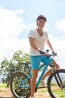 Porträt lächelnder, selbstbewusster älterer Mann beim Mountainbiken — Stockfoto