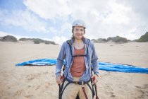 Retrato confiado parapente masculino en la playa - foto de stock