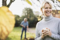 Porträt einer blonden reifen Frau, die Kaffeepause im Garten macht — Stockfoto
