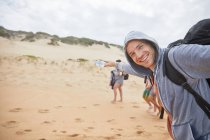 Портрет счастливый, беззаботный человек на пляже — стоковое фото