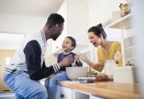 Eltern und Kleinkind backen in Küche — Stockfoto