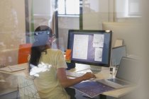 Diseñadora femenina usando computadora en la oficina - foto de stock