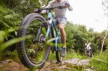 Uomo mountain bike su sentiero fangoso — Foto stock