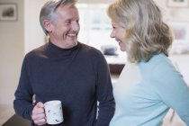 Sourire couple d'âge mûr parler et boire du café — Photo de stock