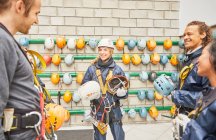 Freunde bereiten Seilrutsche-Ausrüstung vor, setzen Helme auf — Stockfoto