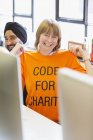 Retrato hacker confiante vestindo t-shirt, codificação para caridade no hackathon — Fotografia de Stock