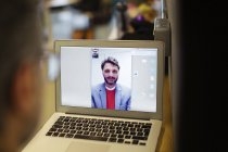 Videoconferencia de hombres de negocios en laptop - foto de stock