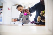Афроамериканський батько грає з дітьми вдома — стокове фото