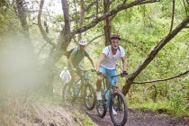 Homens de bicicleta de montanha em trilha na floresta — Fotografia de Stock