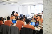Hackers codificando para caridad en hackathon - foto de stock