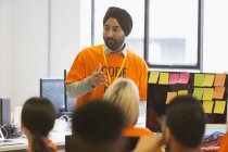 Hacker en reunión líder turbante, codificación para caridad en hackathon - foto de stock