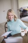 Retrato sorrindo, freelancer feminino confiante trabalhando no laptop e bebendo chá em casa — Fotografia de Stock