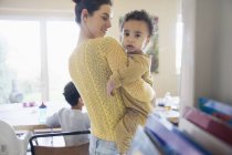 Felice madre caucasica con figlio afroamericano — Foto stock