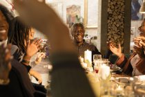 Счастливая семья из нескольких поколений наслаждается рождественским ужином — стоковое фото