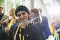 Retrato sorridente mulher em lenço de cabeça na conferência — Fotografia de Stock