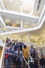 Les gens d'affaires descendent les escaliers dans l'atrium du hall moderne — Photo de stock