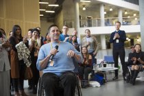Applaudissements du public pour haut-parleur masculin en fauteuil roulant — Photo de stock