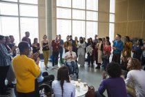 Publikum klatscht für Redner im Rollstuhl im Foyer — Stockfoto
