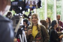 Kameramann filmt Frau beim Kaffeetrinken auf Konferenz — Stockfoto