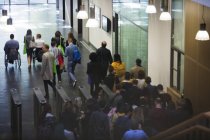 Geschäftsleute verlassen Konferenz im modernen Büro — Stockfoto