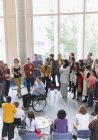 Publikum klatscht für Redner im Rollstuhl — Stockfoto