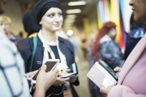 Geschäftsfrauen mit Smartphones, Networking auf der Konferenz — Stockfoto