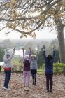Aktive Senioren üben Yoga, Stretching im Herbstpark — Stockfoto